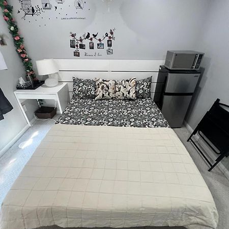 Private, Secure, Immaculate & Cozy Room Brampton Bagian luar foto